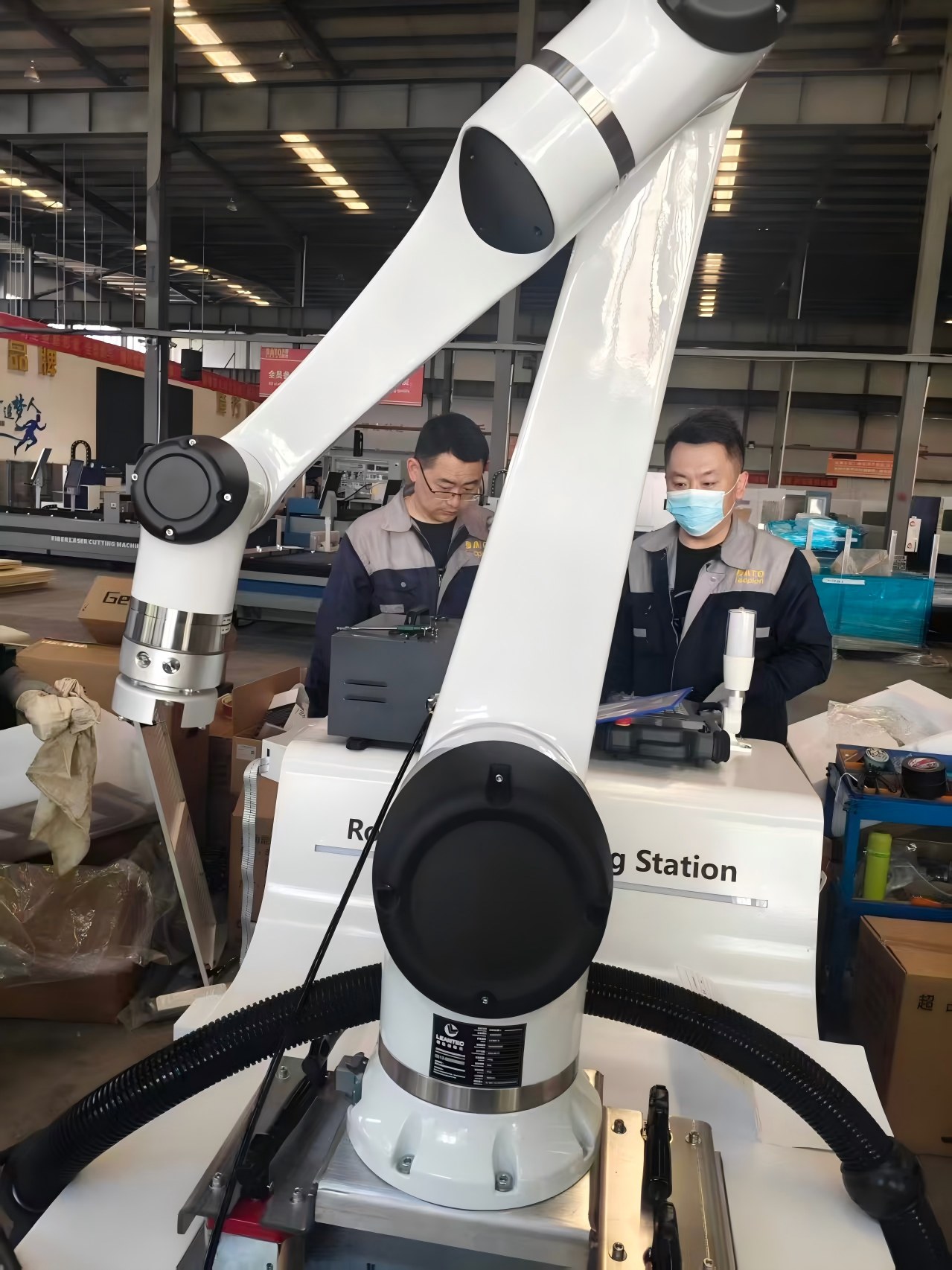 eslovenia-fabricante-de-metales-estación-de-soldadura-cobot-2kw