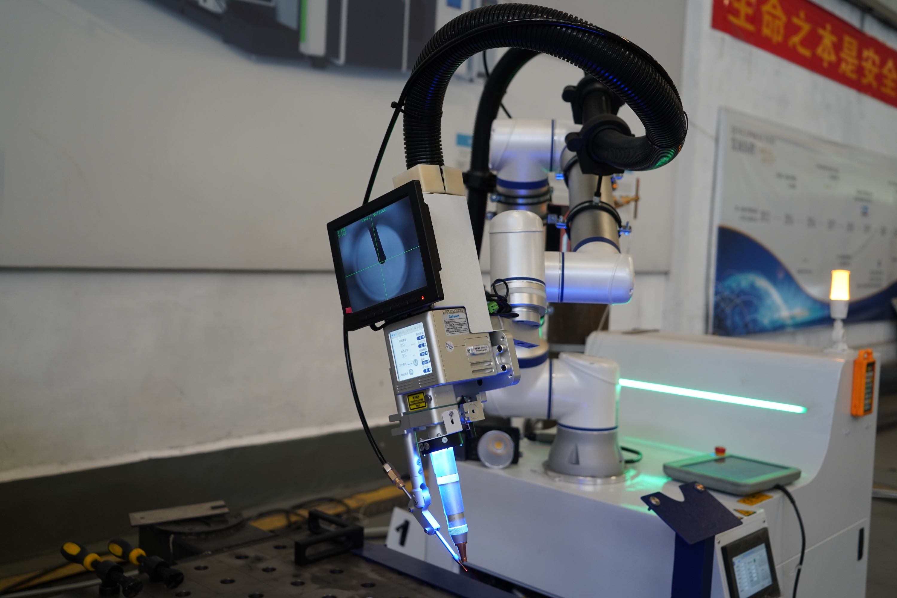 Soldadura cobot versus industrial versus robot montado en rieles