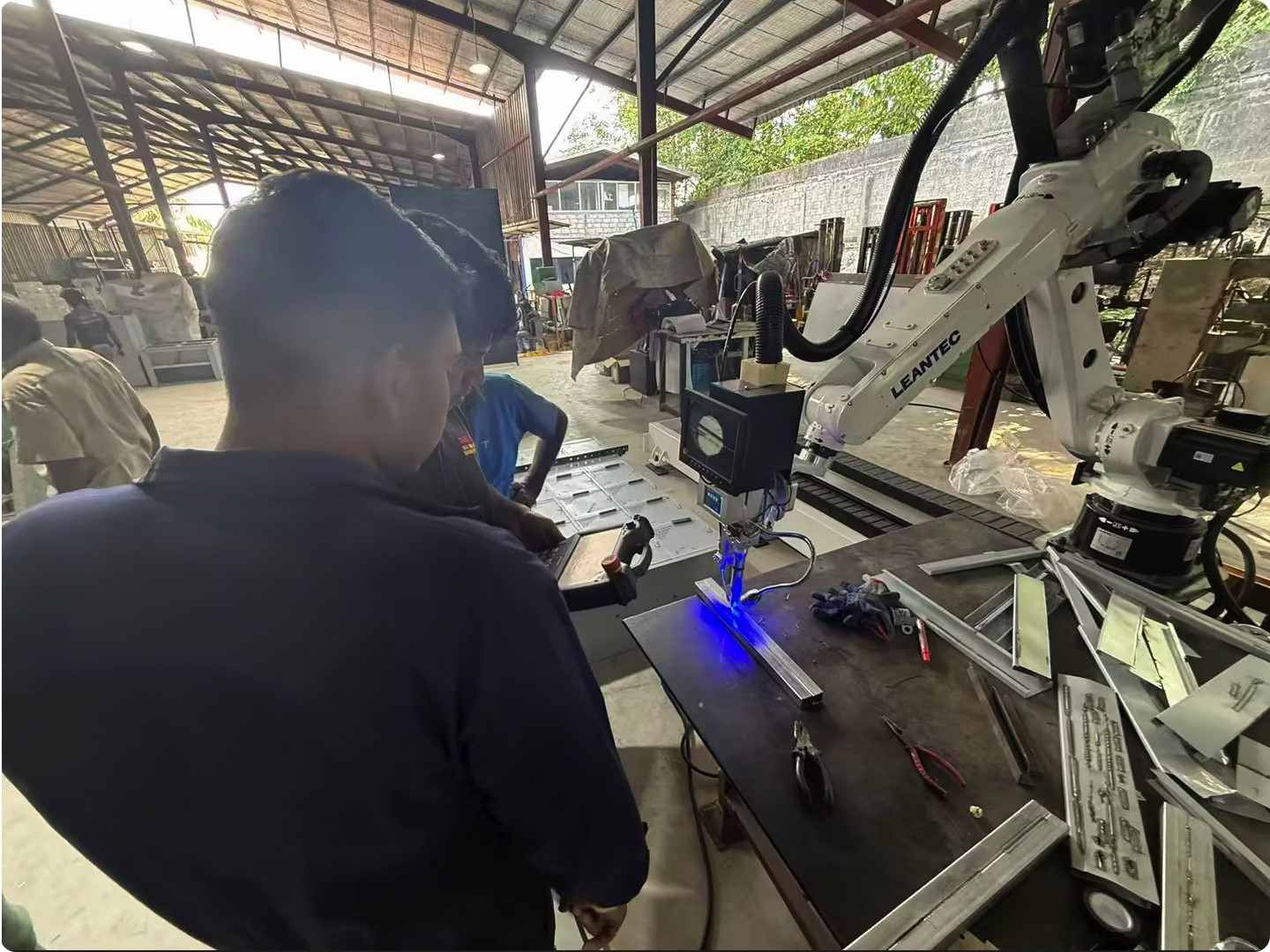 C&oacute;mo un fabricante de Sri Lanka logr&oacute; una soldadura precisa de material fino de 0,5 mm con el sistema de soldadura l&aacute;ser de v&iacute;as f&eacute;rreas LA1813 de DATO